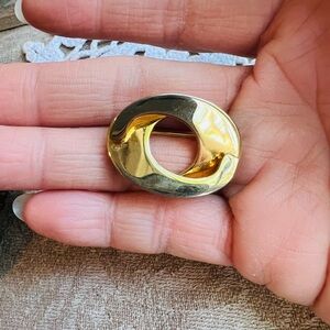 Minimalist Artsy Vintage Goldtone oval Brooch in excellent condition